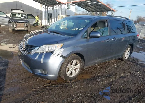 2014 Toyota Sienna Le V6 8 Passenger z USA, uszkodzony, nr VIN 5TDKK3DC1ES410979